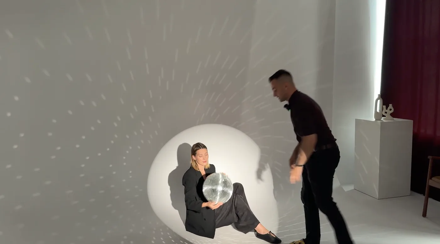 Odbicie światła ze strumienicy w kuli disco